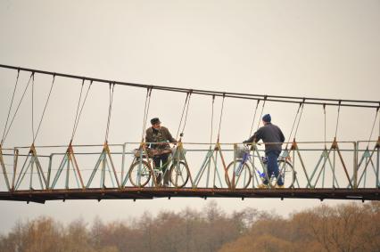 Калужская область. Автомобильная экскурсия  `В город N`. Пешеходный мост через реку Угру.