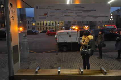 Москва. Первая `умная` остановка на Садовом кольце, около Театра кукол им. Образцова.