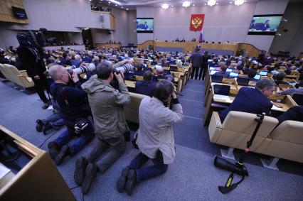 Москва. Фотографы во время работы на пленарном заседании Государственной думы РФ.