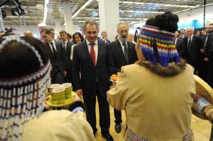 Москва.  Президент Русского географического общества, министр обороны РФ Сергей Шойгу и президент межрегиональной общественной организации `Ассоциация полярников` Артур Чилингаров (слева направо) на  II Фестивале Русского географического общества в Центральном доме художника.