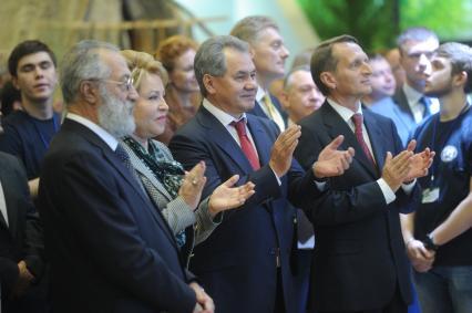 Москва. Президент межрегиональной общественной организации `Ассоциация полярников` Артур Чилингаров, председатель Совета Федерации РФ Валентина Матвиенко, президент Русского географического общества, министр обороны РФ Сергей Шойгу и председатель Государственной Думы РФ Сергей Нарышкин (слева направо) на II Фестивале Русского географического общества в Центральном доме художника.
