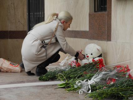 Азербайджан. Баку. Люди приносят цветы и свечи к посольству РФ в Азербайджане в память о жертвах авиакатастрофы самолета Airbus A321. Самолет российской авиакомпании `Когалымавиа`, выполнявший рейс Шарм эш-Шейх - Санкт-Петербург, на борту которого находились 224 человека, разбился на севере Синайского полуострова утром 31 октября.