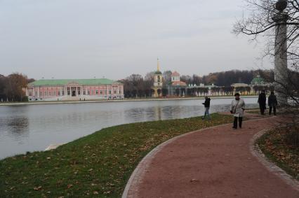 Москва.  Архитектурно-парковый ансамбль усадьбы Кусково. Дворец Петра Шереметьева (слева) и Церковь Спаса Всемилостивого.