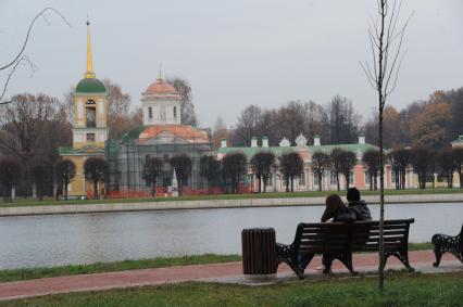 Москва.  Усадьба Кусково.  Церковь Спаса Всемилостивого и колокольня (слева) .