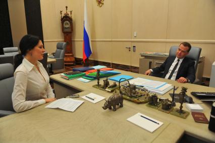 Москва. Председатель правительства РФ Дмитрий Медведев в своем кабинете и корреспондент газеты `Комсомольской правда` Елена Кривякина.