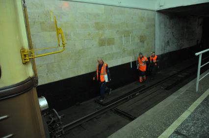 Москва. Сотрудники метрополитена осматривают пути станции метро `Кропоткинская`.