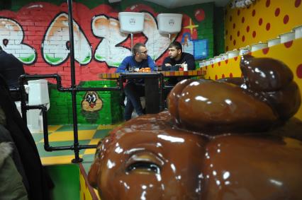 Москва. Посетители в тематическом кафе `Crazy Toilet` на улице Арбат.
