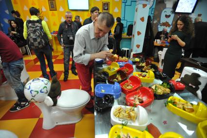 Москва. Посетители в тематическом кафе `Crazy Toilet` на улице Арбат.