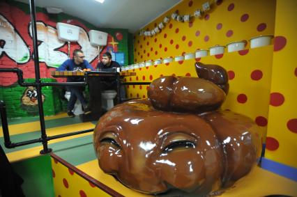 Москва. Посетители в тематическом кафе `Crazy Toilet` на улице Арбат.