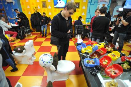 Москва.   Посетители в тематическом кафе `Crazy Toilet` на улице Арбат.