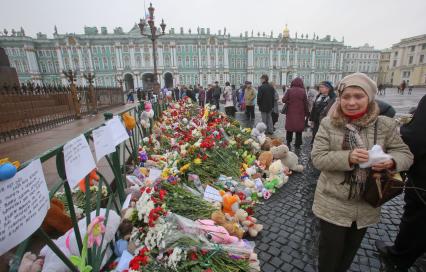 Санкт-Петербург. Люди приносят цветы и свечи на Дворцовую площадь в память о жертвах авиакатастрофы самолета Airbus A321. Самолет авиакомпании `Когалымавиа`, выполнявший рейс Шарм эш-Шейх - Санкт-Петербург, на борту которого находились 224 человека, разбился на севере Синайского полуострова утром 31 октября.