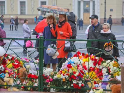 Санкт-Петербург. Люди приносят цветы и свечи на Дворцовую площадь в память о жертвах авиакатастрофы самолета Airbus A321. Самолет авиакомпании `Когалымавиа`, выполнявший рейс Шарм эш-Шейх - Санкт-Петербург, на борту которого находились 224 человека, разбился на севере Синайского полуострова утром 31 октября.