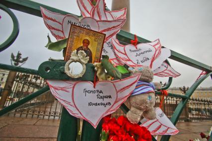 Санкт-Петербург. Люди приносят цветы и свечи на Дворцовую площадь в память о жертвах авиакатастрофы самолета Airbus A321. Самолет авиакомпании `Когалымавиа`, выполнявший рейс Шарм эш-Шейх - Санкт-Петербург, на борту которого находились 224 человека, разбился на севере Синайского полуострова утром 31 октября.