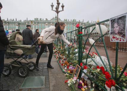 Санкт-Петербург. Люди приносят цветы и свечи на Дворцовую площадь в память о жертвах авиакатастрофы самолета Airbus A321. Самолет авиакомпании `Когалымавиа`, выполнявший рейс Шарм эш-Шейх - Санкт-Петербург, на борту которого находились 224 человека, разбился на севере Синайского полуострова утром 31 октября.