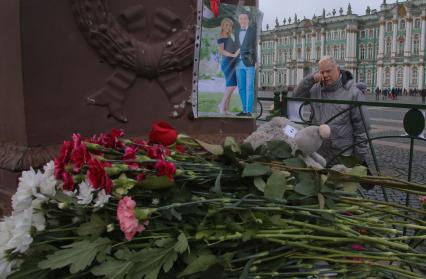 Санкт-Петербург. Люди приносят цветы и свечи на Дворцовую площадь в память о жертвах авиакатастрофы самолета Airbus A321. Самолет авиакомпании `Когалымавиа`, выполнявший рейс Шарм эш-Шейх - Санкт-Петербург, на борту которого находились 224 человека, разбился на севере Синайского полуострова утром 31 октября.