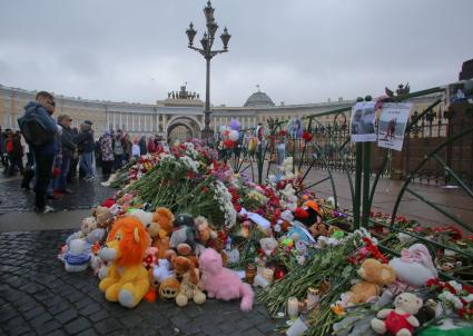 Санкт-Петербург. Люди приносят цветы и свечи на Дворцовую площадь в память о жертвах авиакатастрофы самолета Airbus A321. Самолет авиакомпании `Когалымавиа`, выполнявший рейс Шарм эш-Шейх - Санкт-Петербург, на борту которого находились 224 человека, разбился на севере Синайского полуострова утром 31 октября.