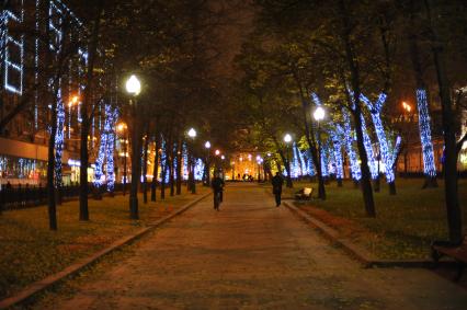 Москва.   Праздничная осенне-зимняя подсветка  на Тверском бульваре.