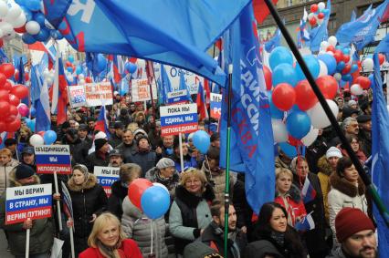 Москва.  Участники  митинга `Мы едины!`, организованного в честь Дня народного единства, во время шествия по Тверской улице.