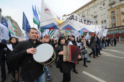 Москва.  Участники  митинга `Мы едины!`, организованного в честь Дня народного единства, во время шествия по Тверской улице.