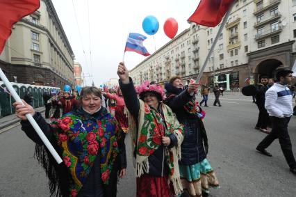 Москва.  Участники  митинга `Мы едины!`, организованного в честь Дня народного единства, во время шествия по Тверской улице.