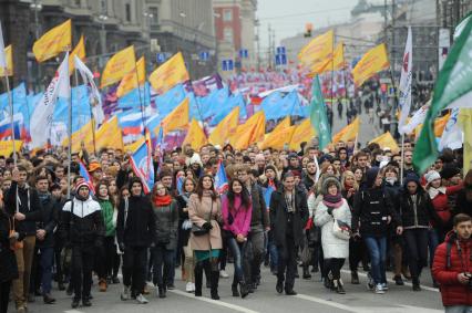 Москва. Участники митинга `Мы едины!`, организованного в честь Дня народного единства, во время шествия по Тверской улице.