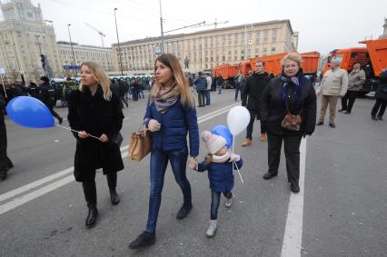 Москва.  Участники  митинга `Мы едины!`, организованного в честь Дня народного единства, во время шествия по Тверской улице.