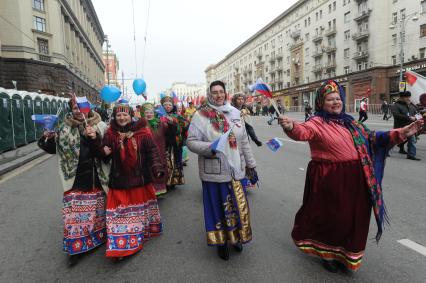 Москва.  Участники  митинга `Мы едины!`, организованного в честь Дня народного единства, во время шествия по Тверской улице.