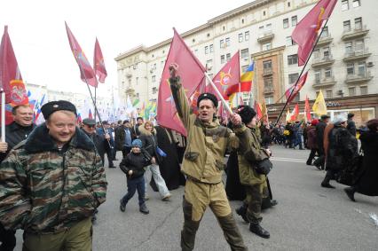 Москва.  Участники  митинга `Мы едины!`, организованного в честь Дня народного единства, во время шествия по Тверской улице.