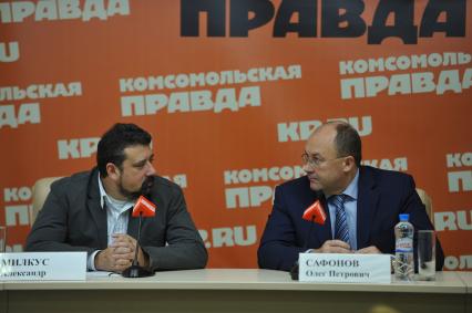 Москва. Редактор отдела образования Александр Милкус и руководитель Федерального агентства по туризму РФ Олег Сафонов (слева направо) на пресс-конференции в ИД `Комсомольская правда`.