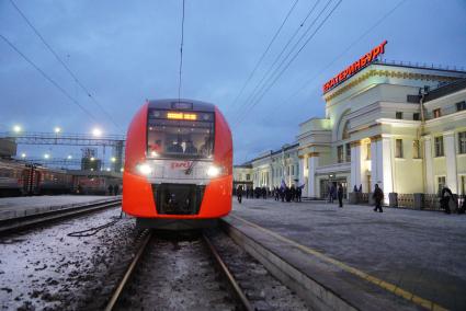 Екатеринбург. Скоростной электропоезд ЭС1 `Ласточка` на перроне железнодорожного вокзала перед отправкой в первый рейс по маршруту `Екатеринбург`-`Нижний Тагил`.