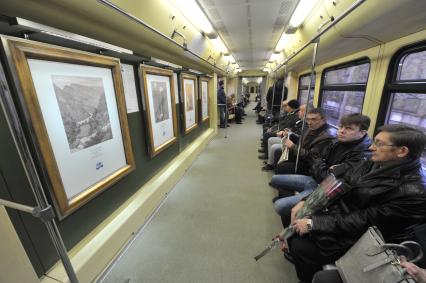 Москва. Пассажиры в вагоне поезда Московского метрополитена `Акварель`, в котором открылась новая экспозиция, приуроченная к 170-летнему юбилею Русского географического общества (РГО).