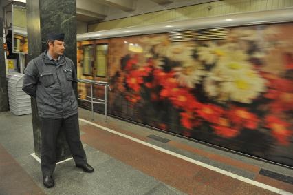 Москва. Машинист электропоезда на платформе станции метро у именного поезда `Акварель`, в котором открылась новая экспозиция, приуроченная к 170-летнему юбилею Русского географического общества (РГО).