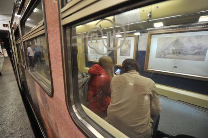 Москва. Пассажиры в вагоне поезда Московского метрополитена `Акварель`, в котором открылась новая экспозиция, приуроченная к 170-летнему юбилею Русского географического общества (РГО).