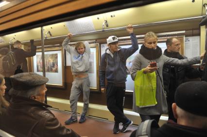 Москва. Пассажиры в вагоне поезда Московского метрополитена `Акварель`, в котором открылась новая экспозиция, приуроченная к 170-летнему юбилею Русского географического общества (РГО).