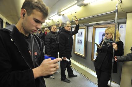 Москва. Пассажиры в вагоне поезда Московского метрополитена `Акварель`, в котором открылась новая экспозиция, приуроченная к 170-летнему юбилею Русского географического общества (РГО).