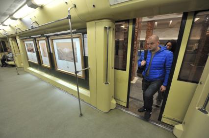 Москва. Пассажиры в вагоне  поезда Московского метрополитена `Акварель`, в котором открылась новая экспозиция, приуроченная к 170-летнему юбилею Русского географического общества (РГО).
