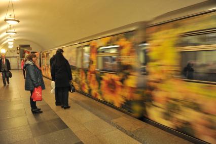 Москва.  Пассажиры на платформе станции Московского метрополитена у именного поезда `Акварель`, в котором открылась новая экспозиция, приуроченная к 170-летнему юбилею Русского географического общества (РГО).