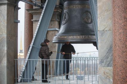 Санкт-Петербург. Колокол Исаакиевского собора ударил 224 раза в память о погибших в авиакатастрофе Airbus А321 - по числу пассажиров и членов экипажа на борту разбившегося самолета.