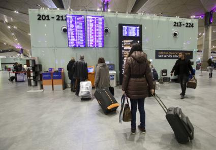 Санкт-Петербург. Пассажиры у электронного табло в аэропорту Пулково. С 6 ноября Росавиация приостановила все авиарейсы из России в Египет.