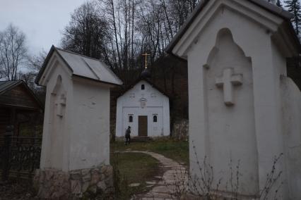 г.Таруса. Святой источник под Воскресенской горой с часовней Боголюбской Богоматери и купальней.