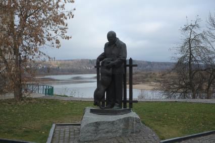 г.Таруса. Памятник Константину Паустовскому.