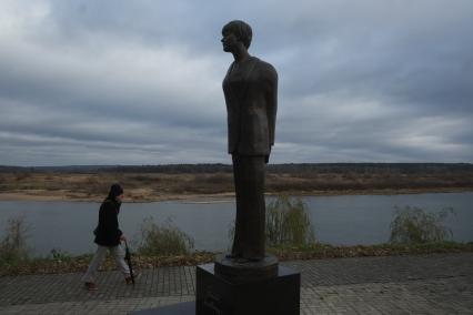 г.Таруса. Памятник Белле Ахмадулиной.