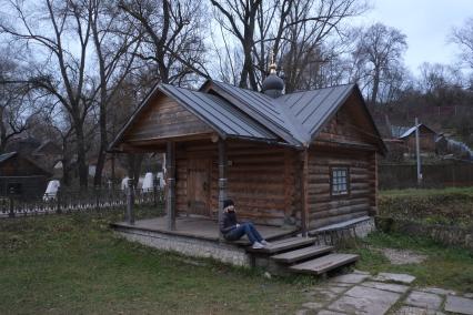 г.Таруса. Святой источник под Воскресенской горой с часовней Боголюбской Богоматери и купальней.