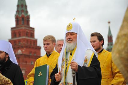 Москва. Патриарх Московский и всея Руси Кирилл во время церемонии открытия закладного камня на месте установки памятника святому равноапостольному князю Владимиру на Боровицкой площади