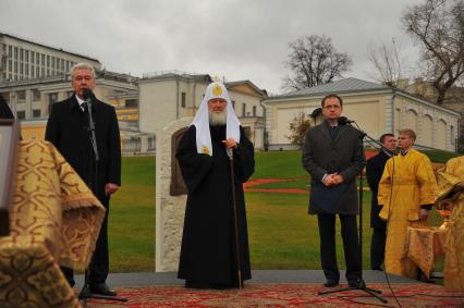 Москва. Мэр Москвы Сергей Собянин, патриарх Московский и всея Руси Кирилл и министр культуры РФ Владимир Мединский (слева направо) во время церемонии открытия закладного камня на месте установки памятника святому равноапостольному князю Владимиру на Боровицкой площади.