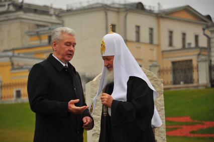 Москва. Мэр Москвы Сергей Собянин и патриарх Московский и всея Руси Кирилл (слева направо) во время церемонии открытия закладного камня на месте установки памятника святому равноапостольному князю Владимиру на Боровицкой площади.
