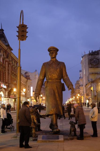 Самара. Памятник, в честь литературного героя Сергея Михалкова Дяди Степы, работы скульптора Зураба Церетели установлен на Ленинградской улице.