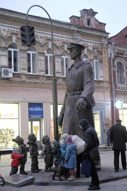 Самара. Памятник, в честь литературного героя Сергея Михалкова Дяди Степы, работы скульптора Зураба Церетели установлен на Ленинградской улице.