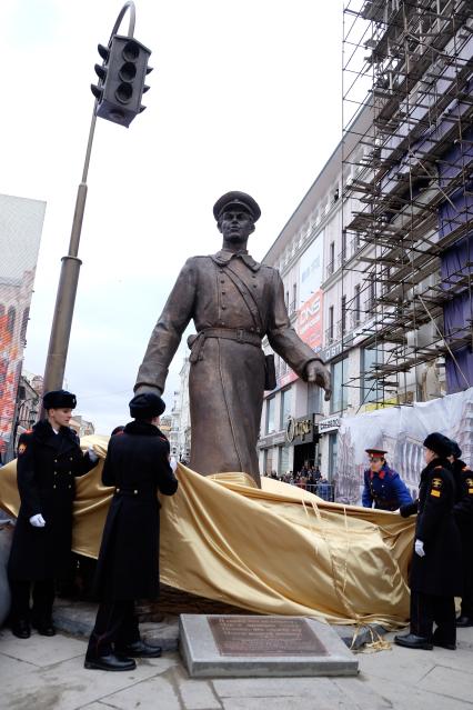 Самара. Церемония открытия памятника в честь литературного героя Дяди Степы, установленного на Ленинградской улице.