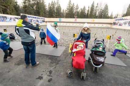 Московская область, г. Пересвет. Посетители  на открытии первого в области биатлонного комплекса в центре спортивной подготовки `Пересвет`.